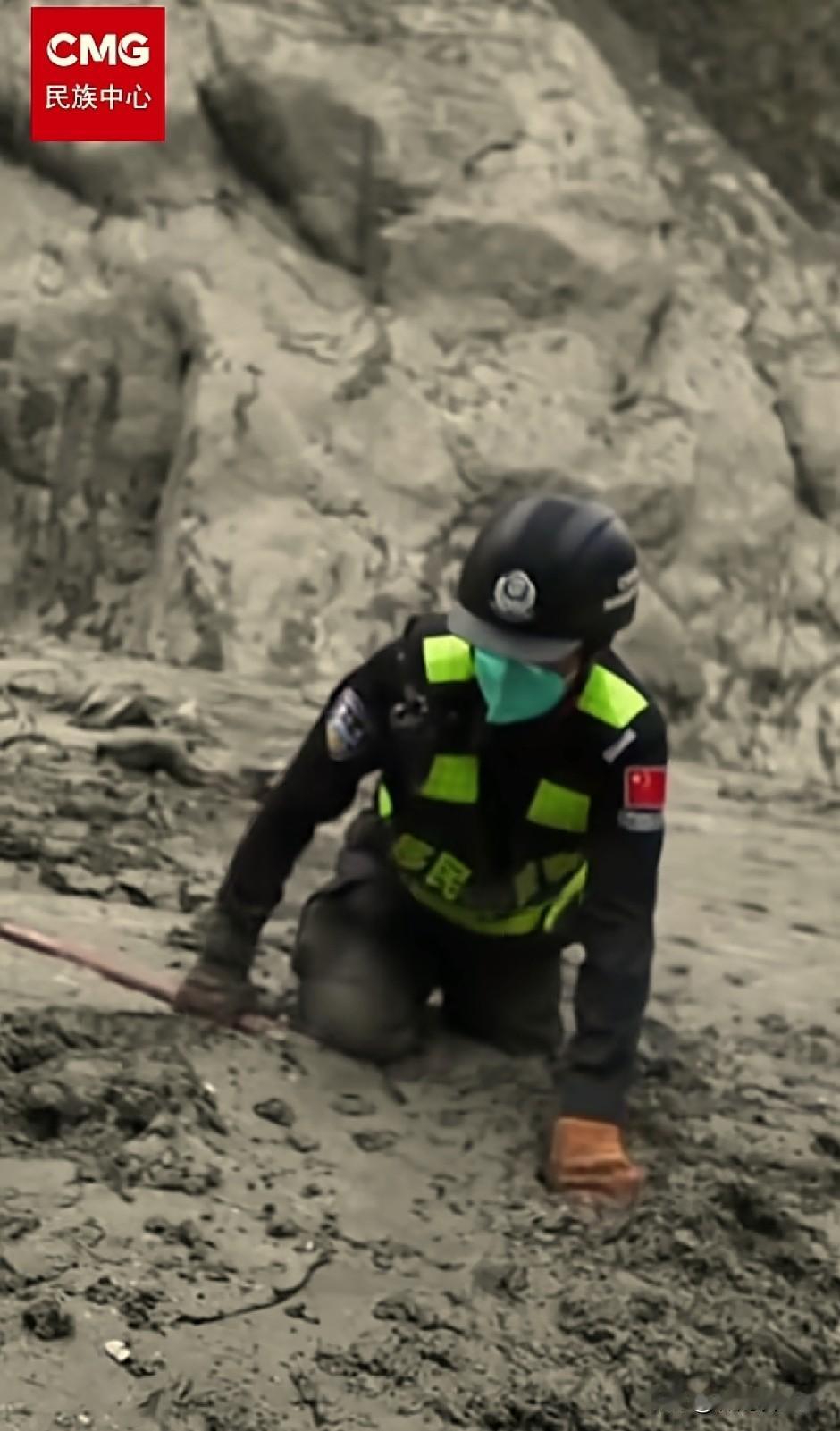 救援队员已经开始戴N95口罩了，可想而知现场的味道可能已经很大了。20米深的泥