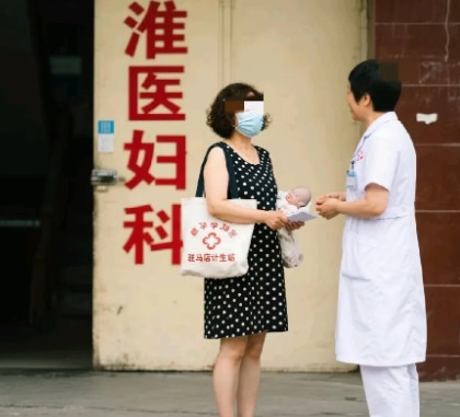 老杜婆子起诉了哪位网友，你就拿着老杜和淮河医院的132判决书，就用两个产妇共用许