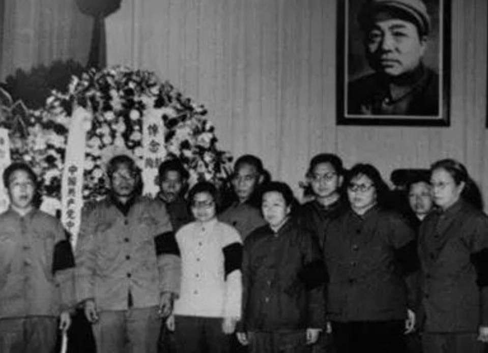 1978年，彭德怀追悼会上，彭老侄女彭钢听到悼词后表示不满意，提出2个要求