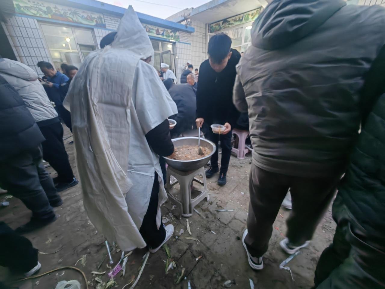 如果有条件，农村老人要尽量为自己的后半辈子留点后路。我们村有一对老俩口，都70