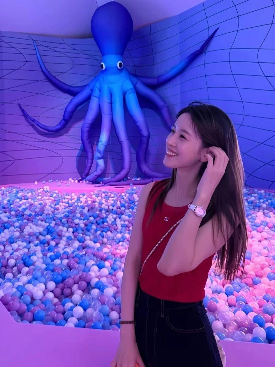 奶茶妹妹依然清纯。刘强东是怎么做到“不知妻美”的？人家可是清华校花呀。