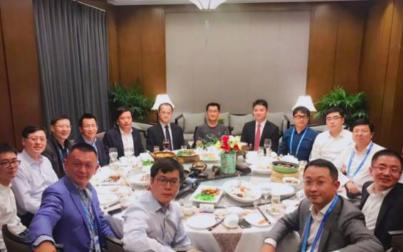 在饭局上当领导说：“你老婆很漂亮”时，低情商者会回答“谢谢夸奖”。这样的回应显得