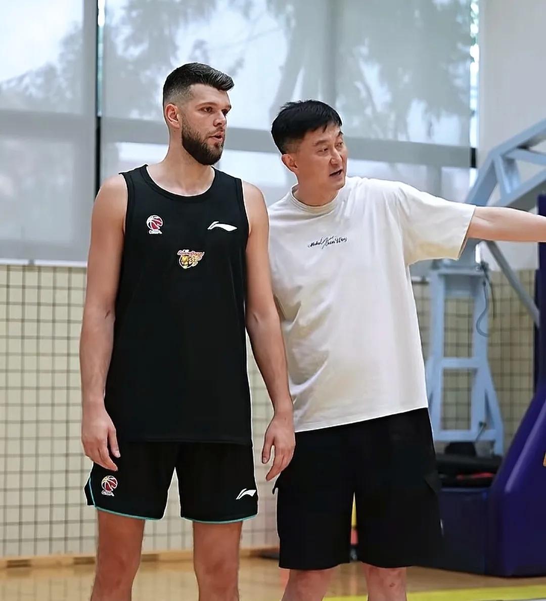 杜锋问拉科塞维奇，来到这里感觉怎么样。拉科说:广东是一支伟大的球队，有着其他球