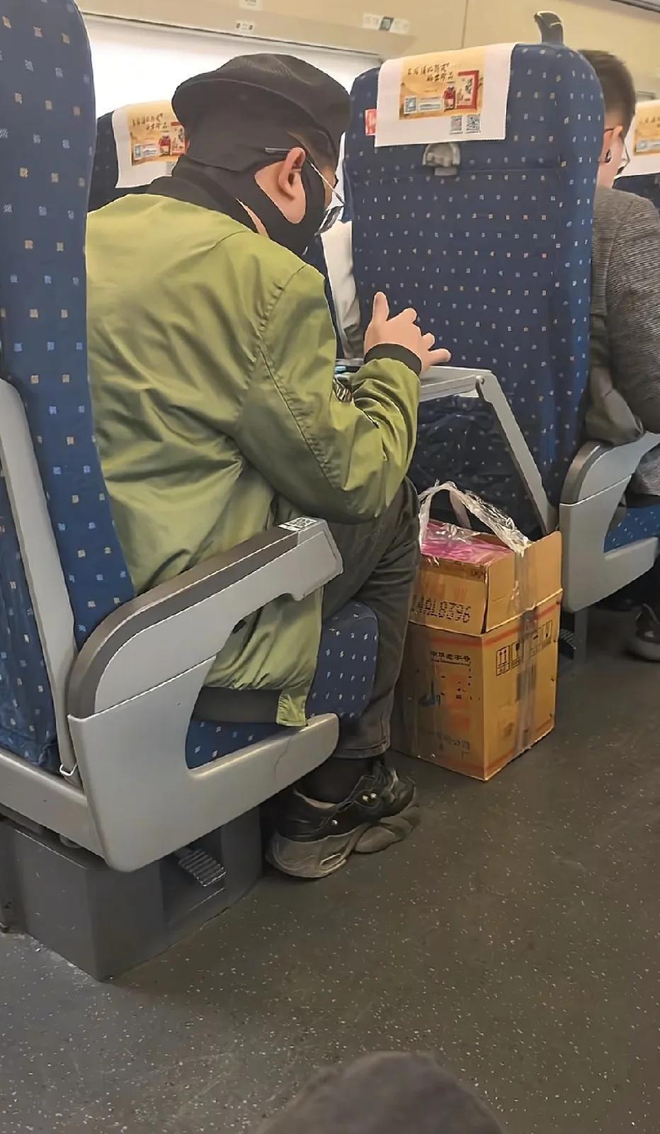 高铁上，看到的这一幕，惊呆了。这增高鞋垫都快“顶”出鞋子了，小伙子，这怎么走路？