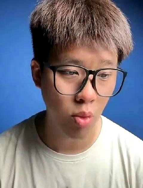 葛斯齐直播的时候声音哽咽了，他说：汪小菲结婚的当天，我给他发了一个大红包，可是令