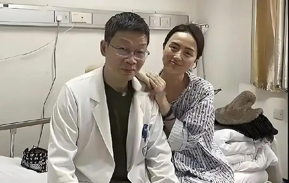 朱媛媛生前与前来看望她的主治医生在病房里的一张留影