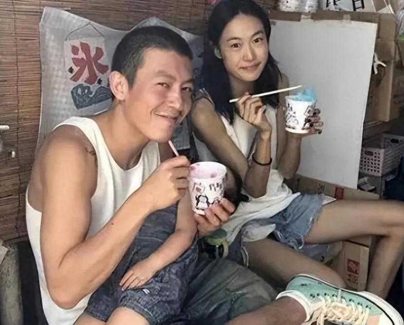哇塞，画面中的陈冠希衣着朴素，笑容可掬，纹身侧露，颇显老气；一旁的妻子秦舒培衣着