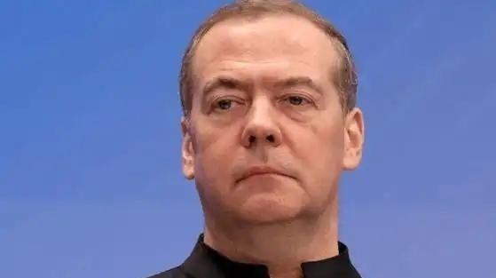 梅德韦杰夫曾扔出了一句让人后背发凉的话：“全世界，没有任何一支军队能挡住大规模的