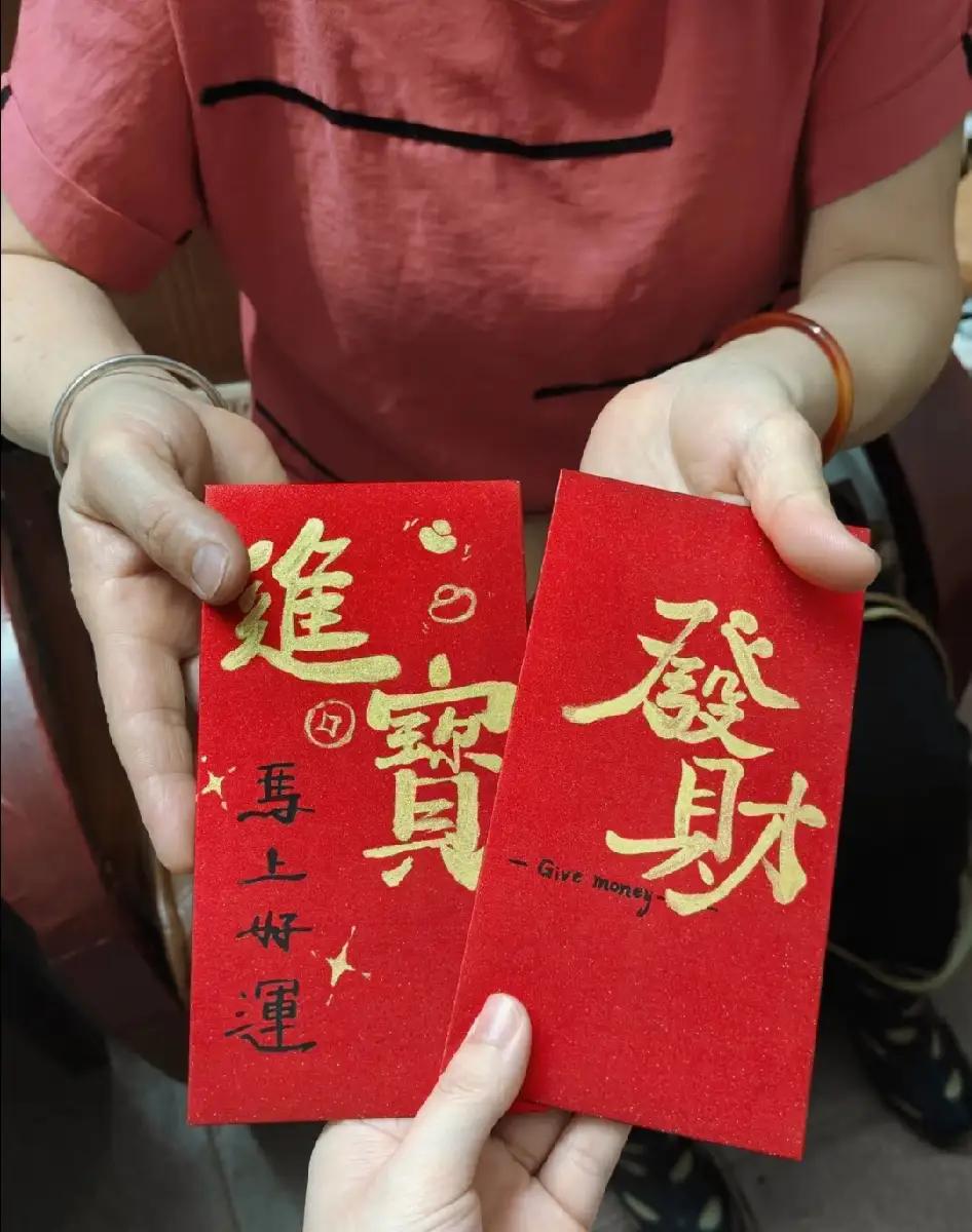 今年过年我带着孩子回了娘家。我妈给我儿子的红包只有100块，却给我姐家两个孩子各