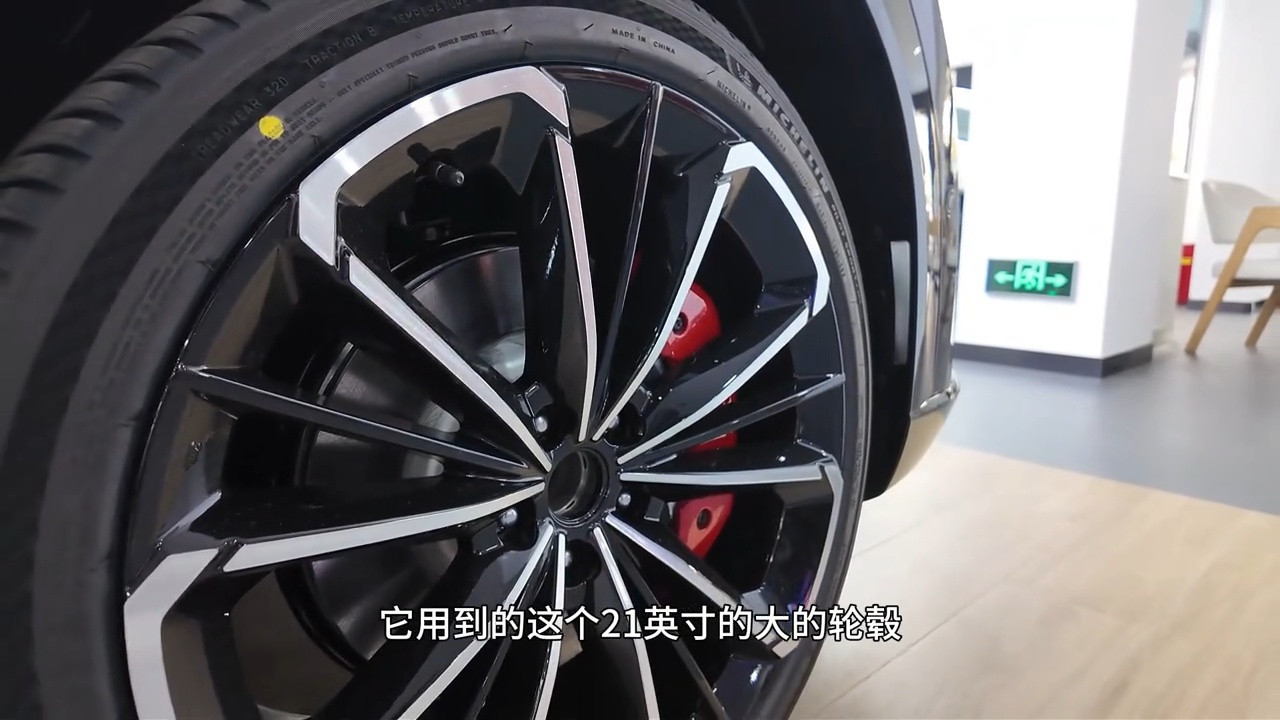 黑红运动套件+21寸轮毂，出厂即改装的颜值爆表座驾