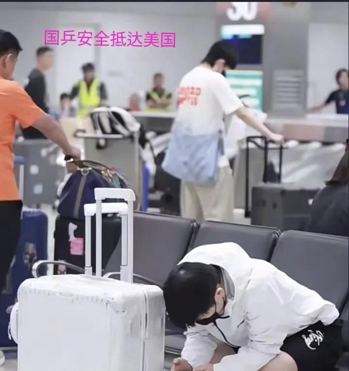 国乒安全抵达美国，莎头俩再次同框，莎莎坐在椅子上玩手机，大头和小牛在后面拿行李。