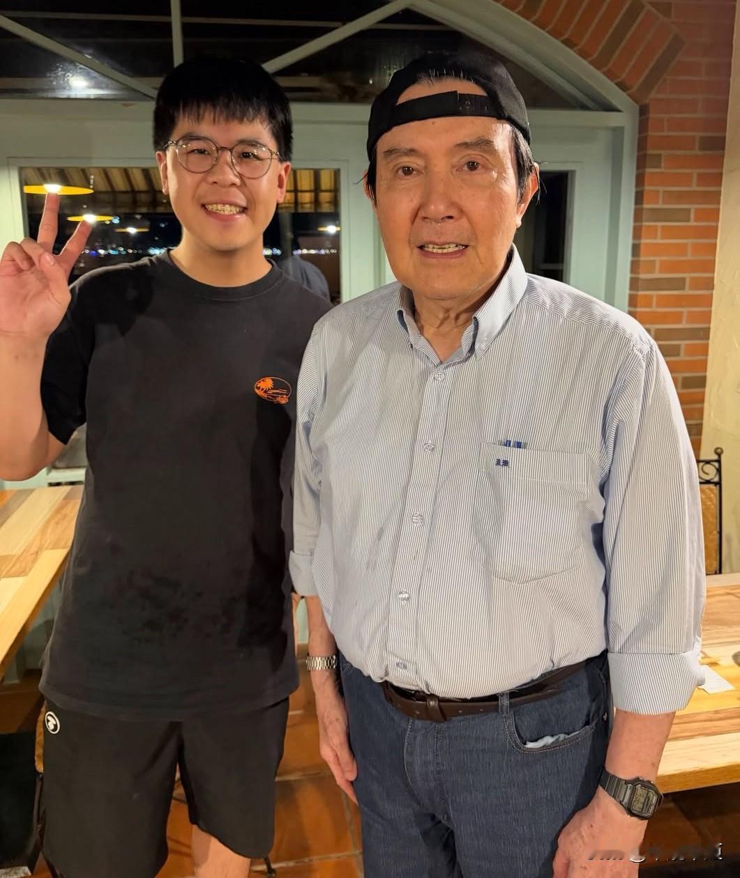 台网友今（9日）在社媒发文表示，今天逛淡水老街时偶遇马英九先生，“他还是那么帅，