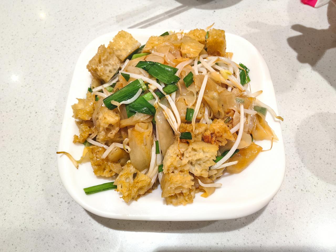 猜猜图一盘子里是什么食品？昨天中午天气炎热没有食欲，想起来冰箱里还有大半只烧