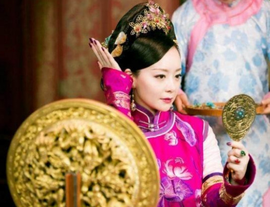 1722年雍正给14岁乾隆配宫女，私幸生子后她成皇贵妃却命运多舛