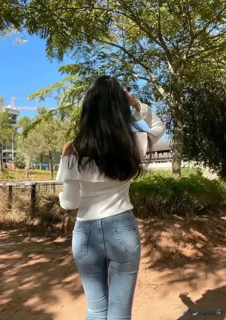 阳光下的漫步，微风拂面，自在悠然。