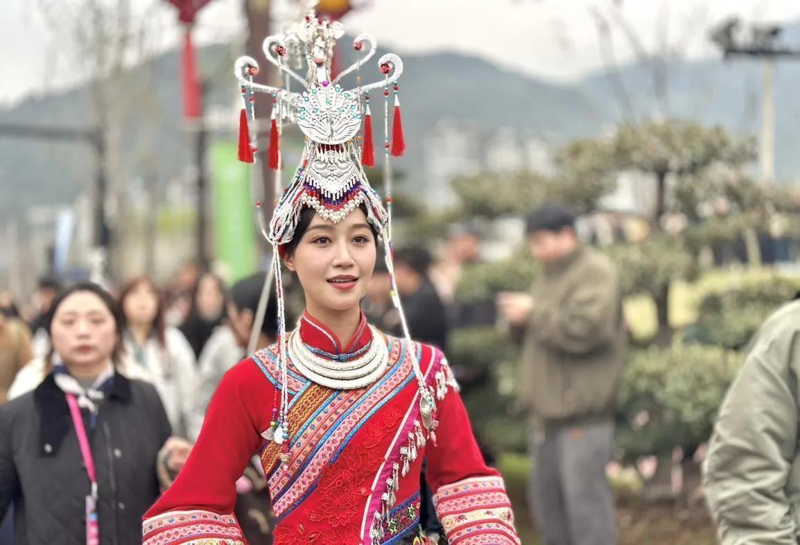 蓝盈莹新剧反差感拉满！从民族风美女秒变土味村妇被蓝盈莹新剧《生万物》的造型