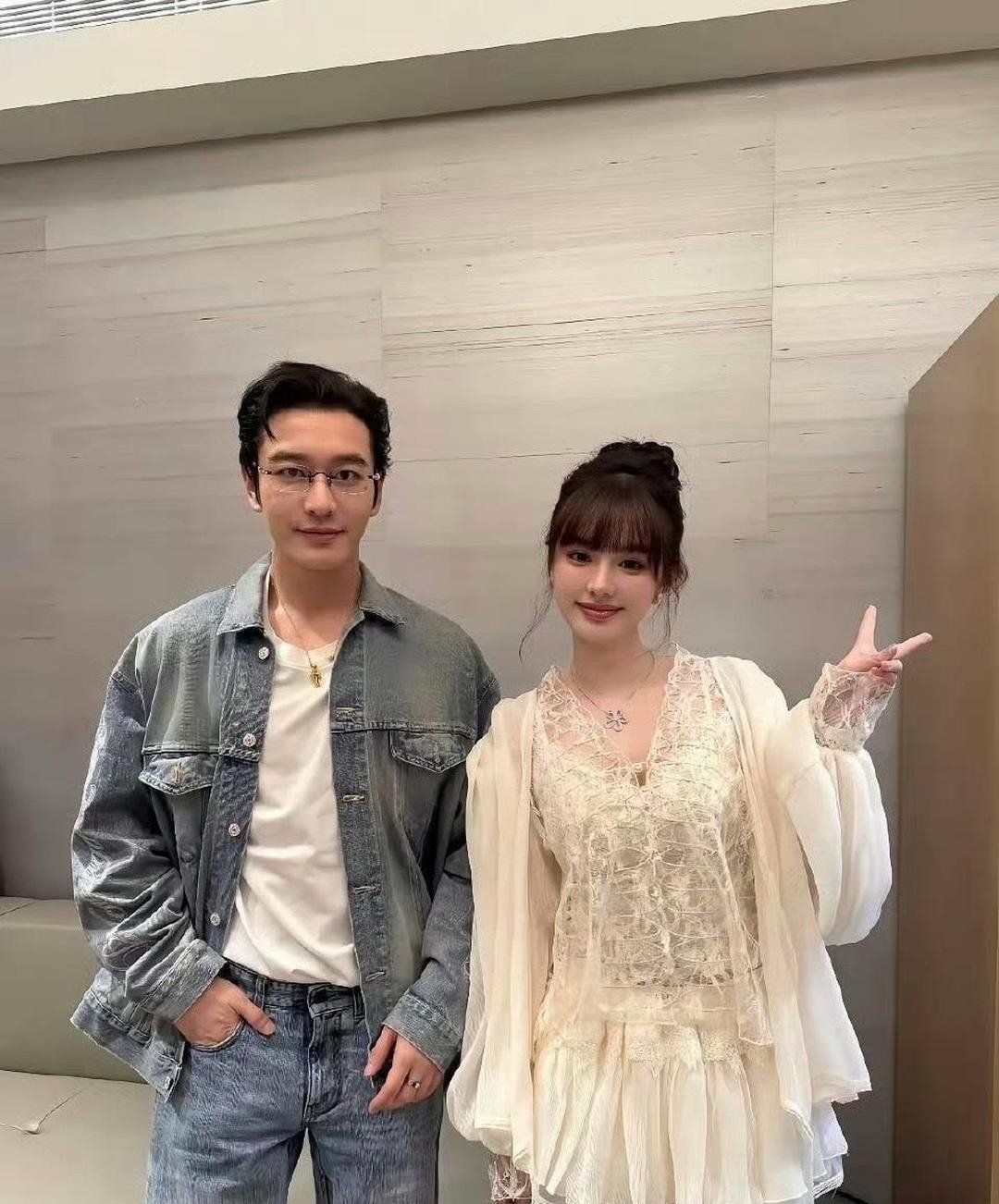 黄晓明的审美还真是统一啊，一直喜欢一个类型的女生