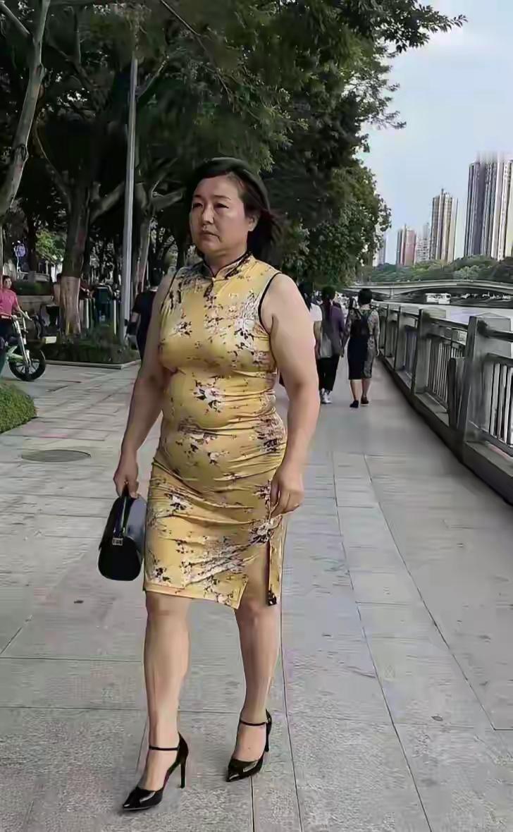 大姐，你出门前不照照镜子吗？多好的名牌旗袍，这下让你给砸了。