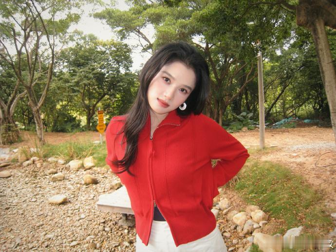 张婧仪新年红色look张婧仪新年红色look真的是太好看了呀，红色的衣服简直就