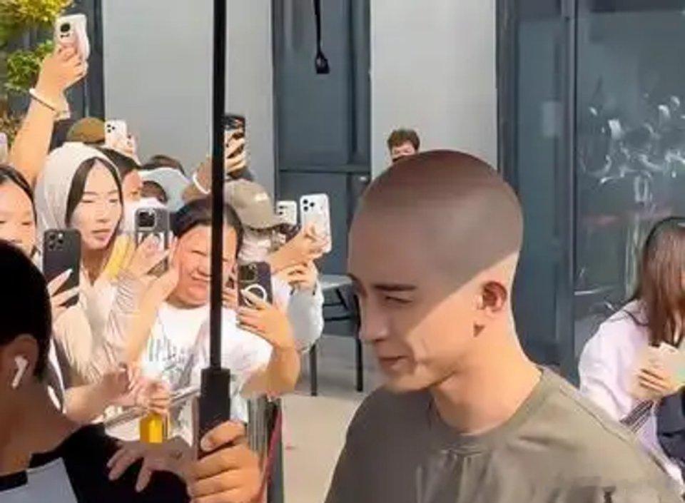 敖瑞鹏这个造型，真的是帅得没话说啊！他一走出来，大家都忍不住惊叹，哇塞！敖瑞