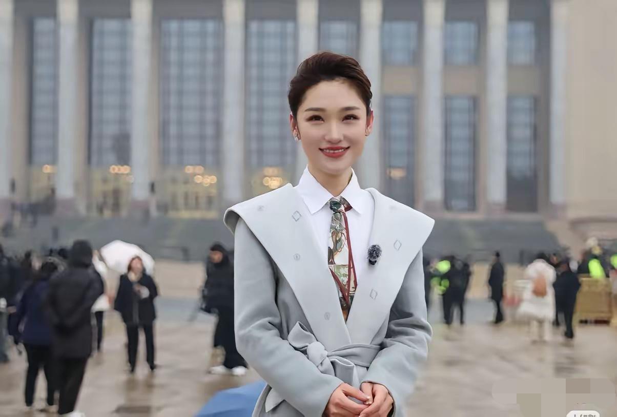 为主持人蓝羽感到不值，蓝羽又开始主持电影频道《两会时间》这个节目了，节目中，灰色