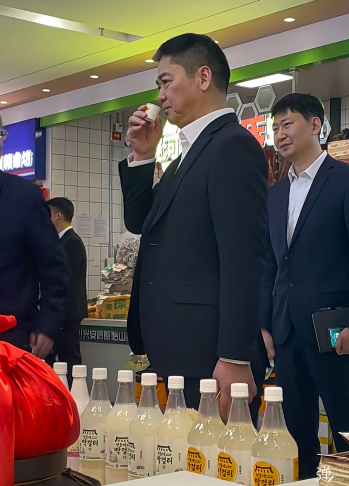 刘强东在哈尔滨品尝高粱酒！3月24日，刘强东现身哈尔滨革新街地下商场，视察全