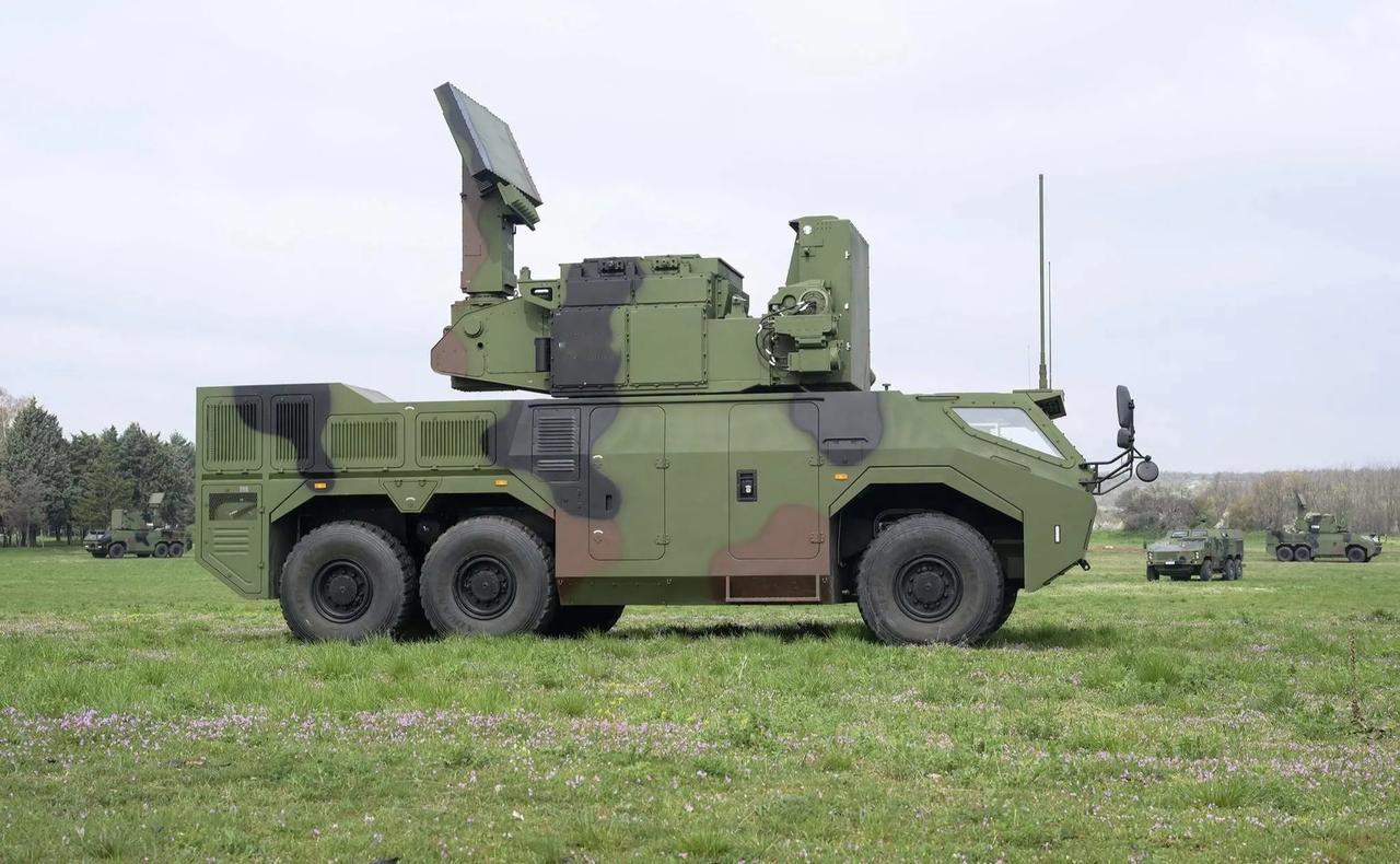 塞尔维亚陆军第250防空导弹旅的HQ-17AE防空导弹系统进行演练。除了装备HQ