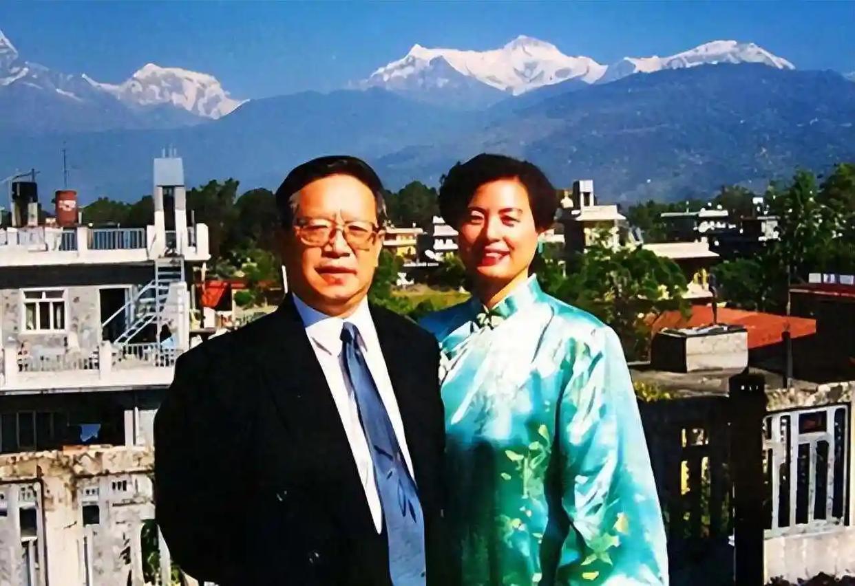 2005年，中国驻尼泊尔外交官朱敏才退休后，瞒着子女，带着妻子连夜离家，从此杳无