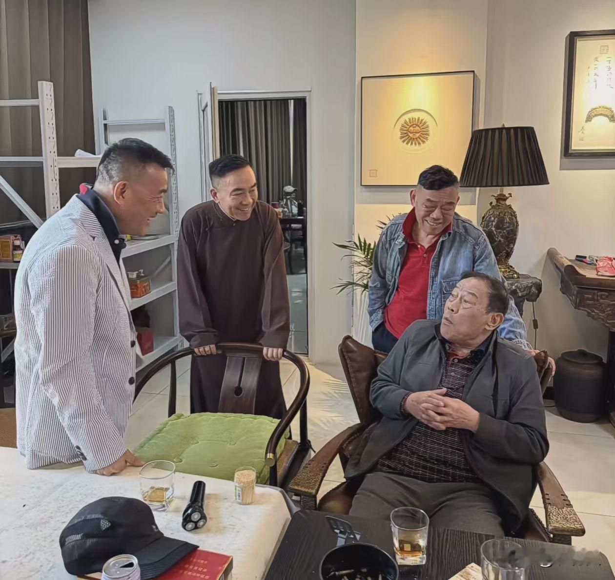 杨议兄弟四个，就他一个人离婚了。主要是杨议脾气太大了，有点瞧不起别人。见不得别人