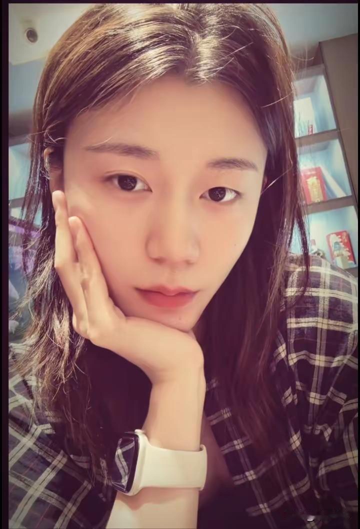 天津女排赋与王艺竹的宿命，就是“搬砖续命，努力生活”，从她脸上看不到年轻人朝气蓬
