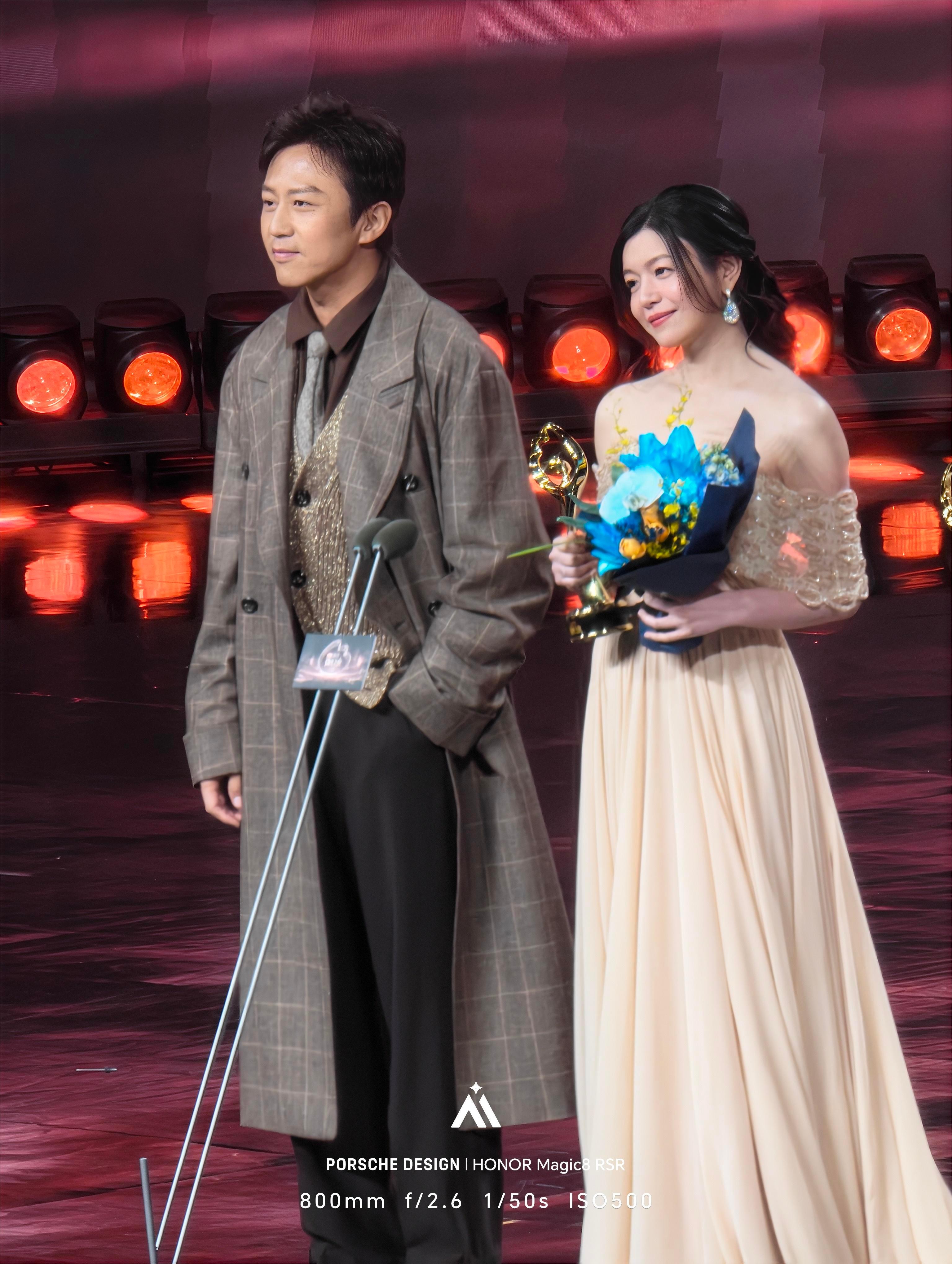 微博之夜内场来一组在微博之夜拍摄的现场图，距离其实还蛮远的，不过这拍完看下照片，