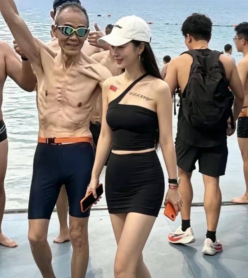 王石这一刻很自豪自家媳妇的身材简直一级棒，虽然老王自己干瘦，但你看他，眼里全是