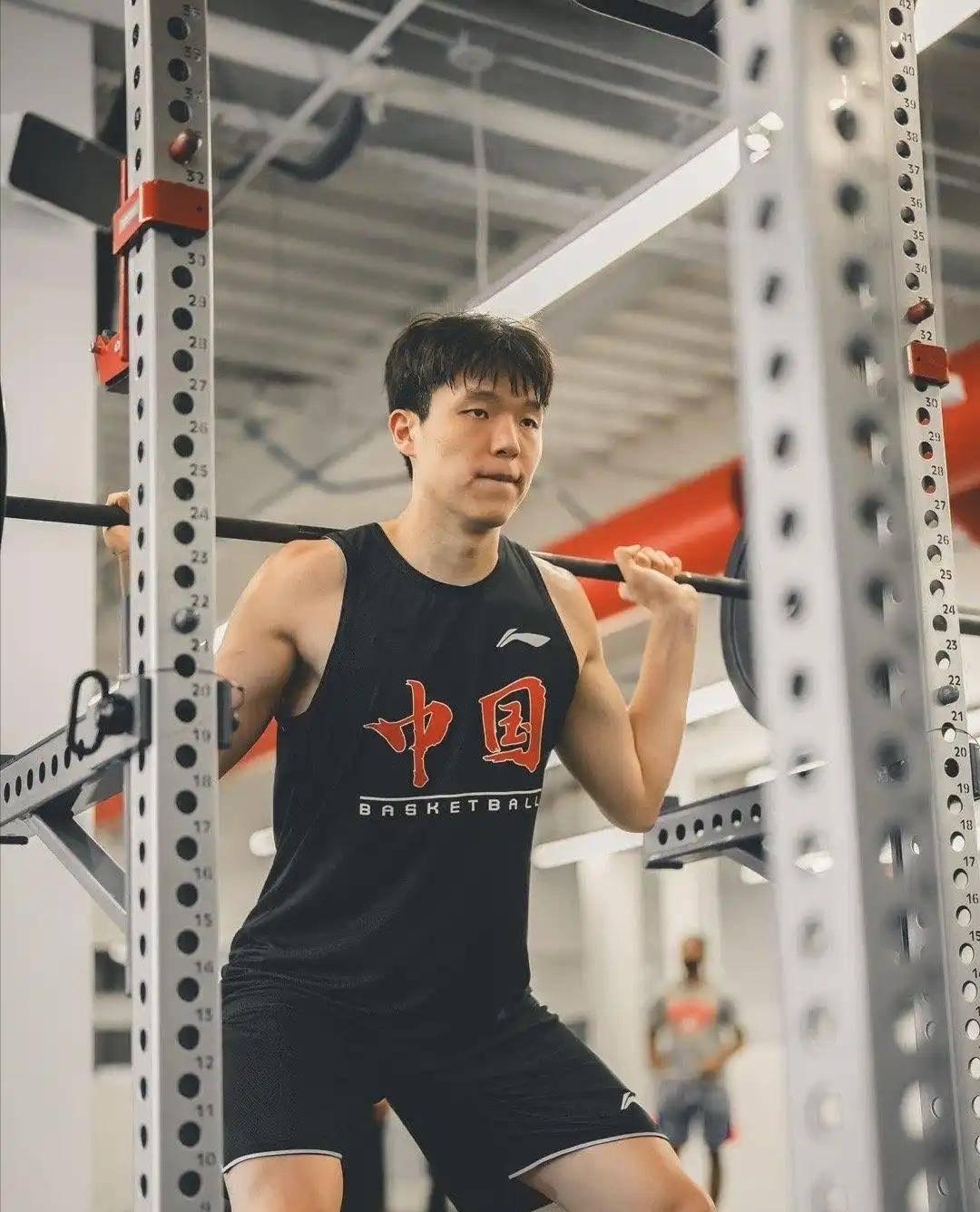 杨翰森回国打亚洲杯会错过NBA哪些重要的事：1.错过开拓者队的新秀培训课2.