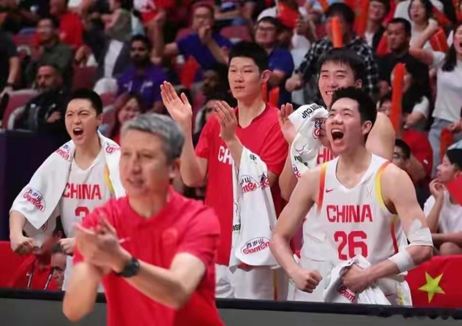 不少球迷在问：郭士强该不该继续留任男篮主教练？我的观点很明确：帅位之争先放一放，