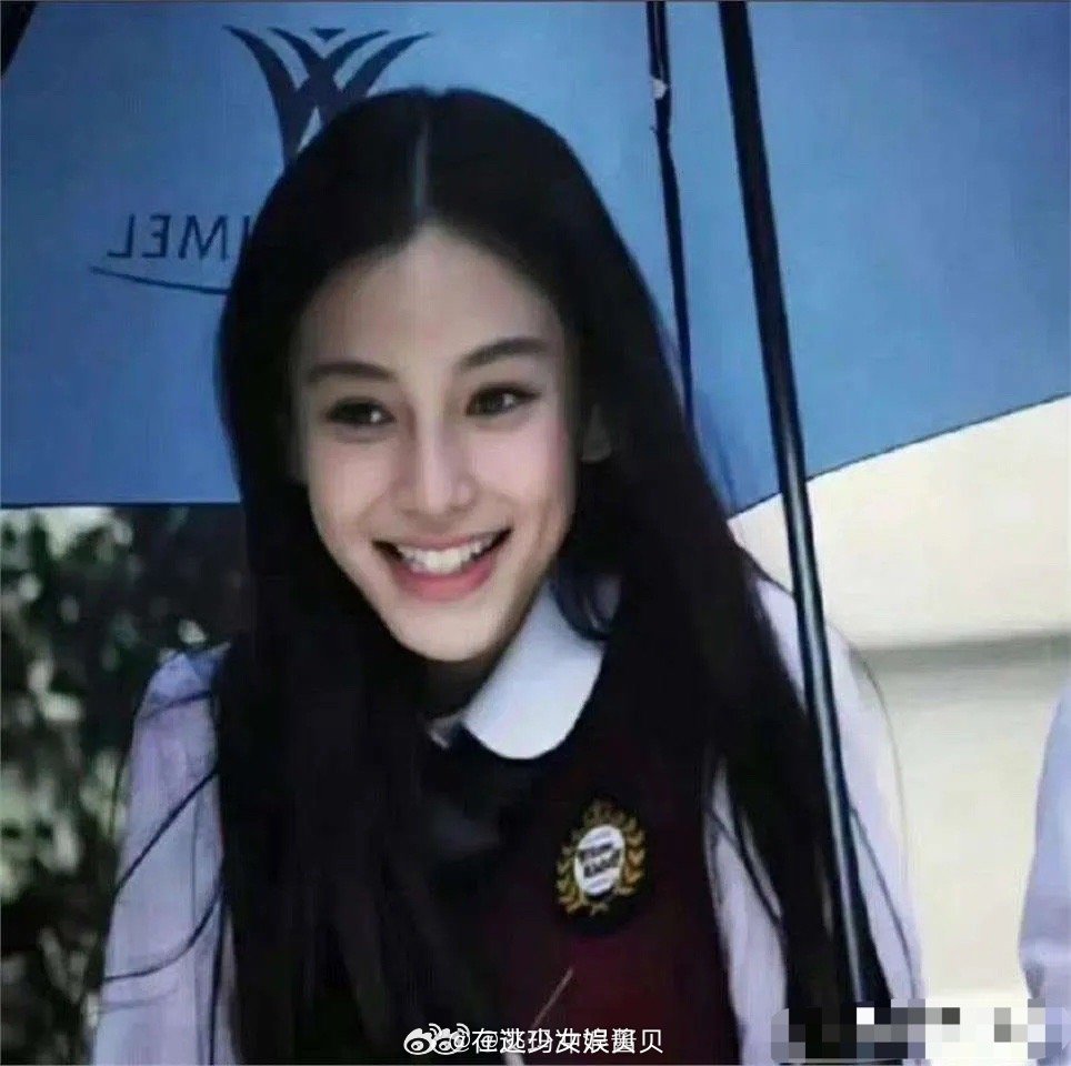 原来，这张火遍网络的照片背后，撑着雨伞的是郑恺。