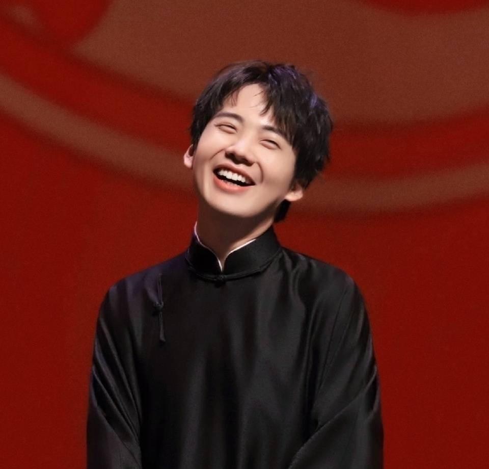 郭麒麟初中毕业，但比谁都懂怎么待人。范丞丞喊他“哥”，不是因为年纪，是因他说话