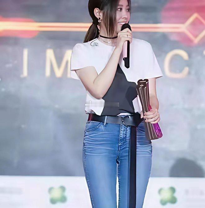 张靓颖的腿居然没有缝隙，她是怎么做到的？