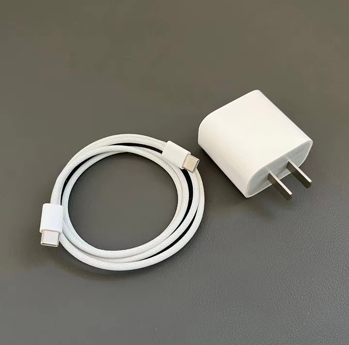 iPhone配件哪些值得买贵的在我看来，iPhone的手机壳、充电器还有数据线，