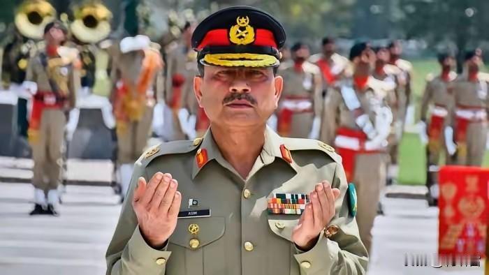 青出于蓝而胜于蓝？穆尼尔为了不走穆沙拉夫的老路，他一手打造了一块“免死金牌”：终