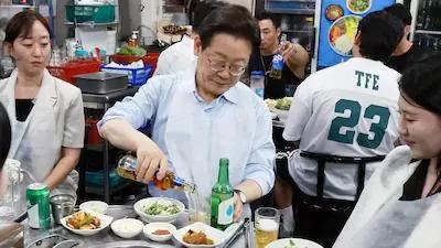 3617孤独地望着铁窗，吹风扇。卷起袖子，没打领带的李在明迎来了快乐星期五，带