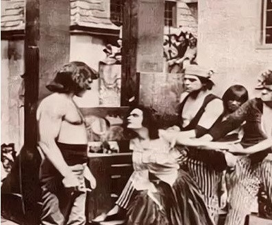 1638年，法国昂热，一个18岁漂亮女孩即将被送上了绞刑架。当时的社会背