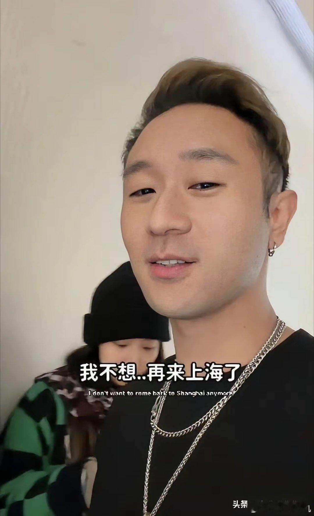 太奇葩了台湾不知名歌手到上海逛商场，随后发现自己3000块钱的羽绒服丢了，于是他