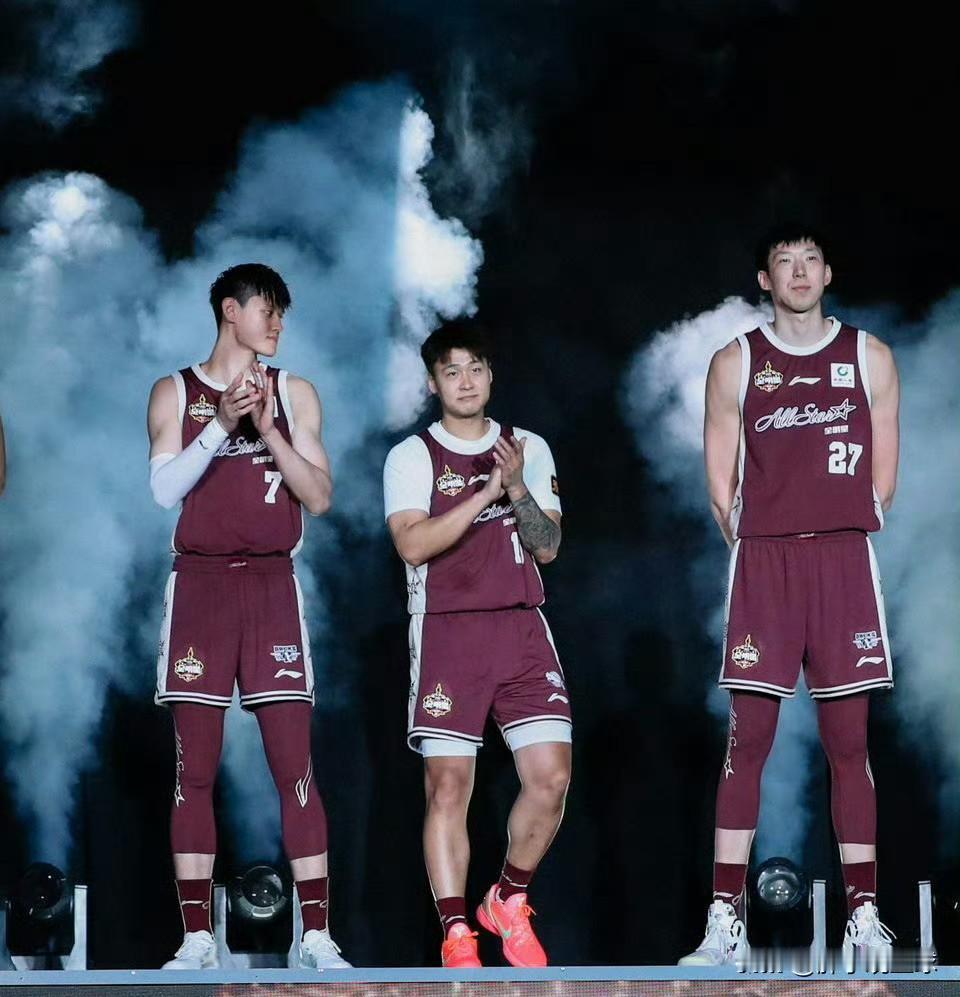 据可靠消息，曾凡博与北京首钢男篮的漫长协商已接近达成一致。曾凡博将放弃新赛季海