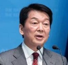 在韩国国民力量党临阵换将闹剧中，议员安哲秀的表现尤其亮眼，虽然参加初选的人都对金