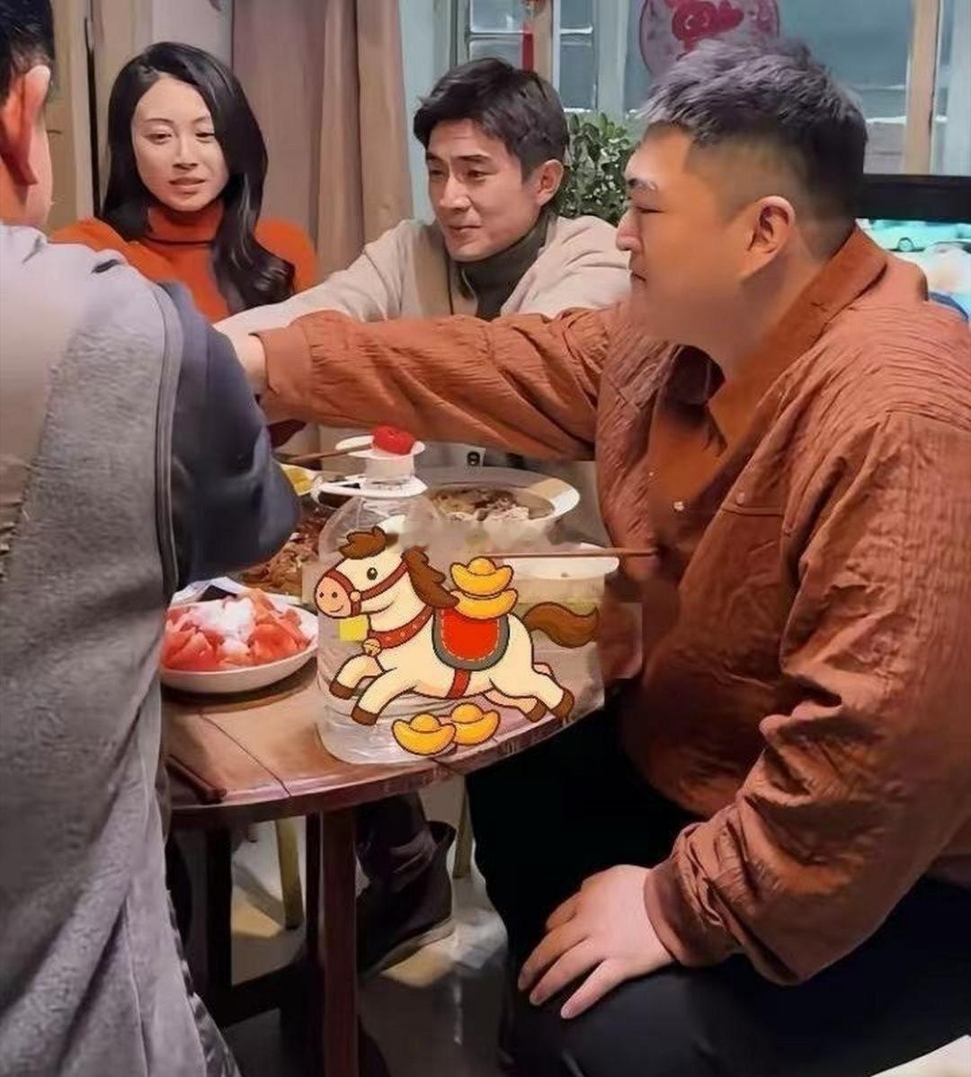  赵本山儿子大牛与林更新等人聚餐，近距离看他还是那么肥硕啊！意外的是大明星们竟然