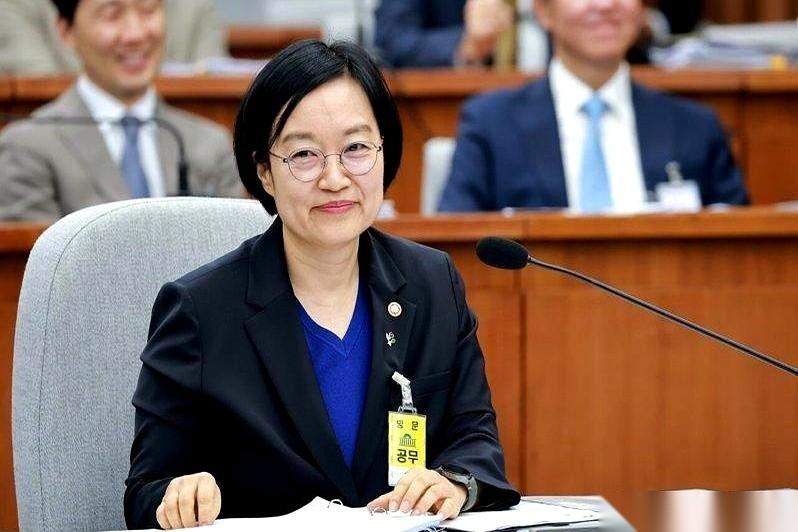 看到李在明刚签发的那张任命状，韩国老派政客们手里的茶杯恐怕得晃上一晃。新任韩国国