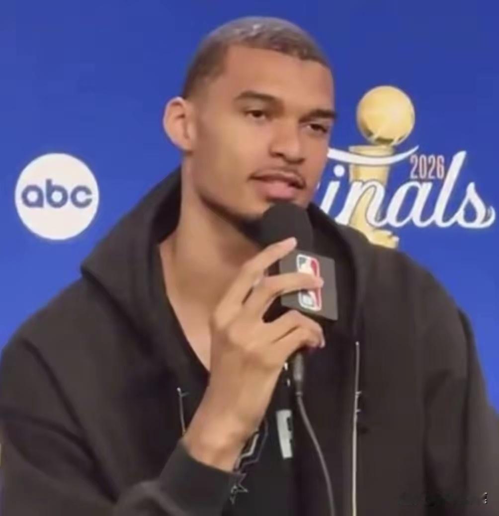 NBA最新消息，马刺真是越来越看不懂文班亚马了！在总决赛G3的赛前采访，当记者询