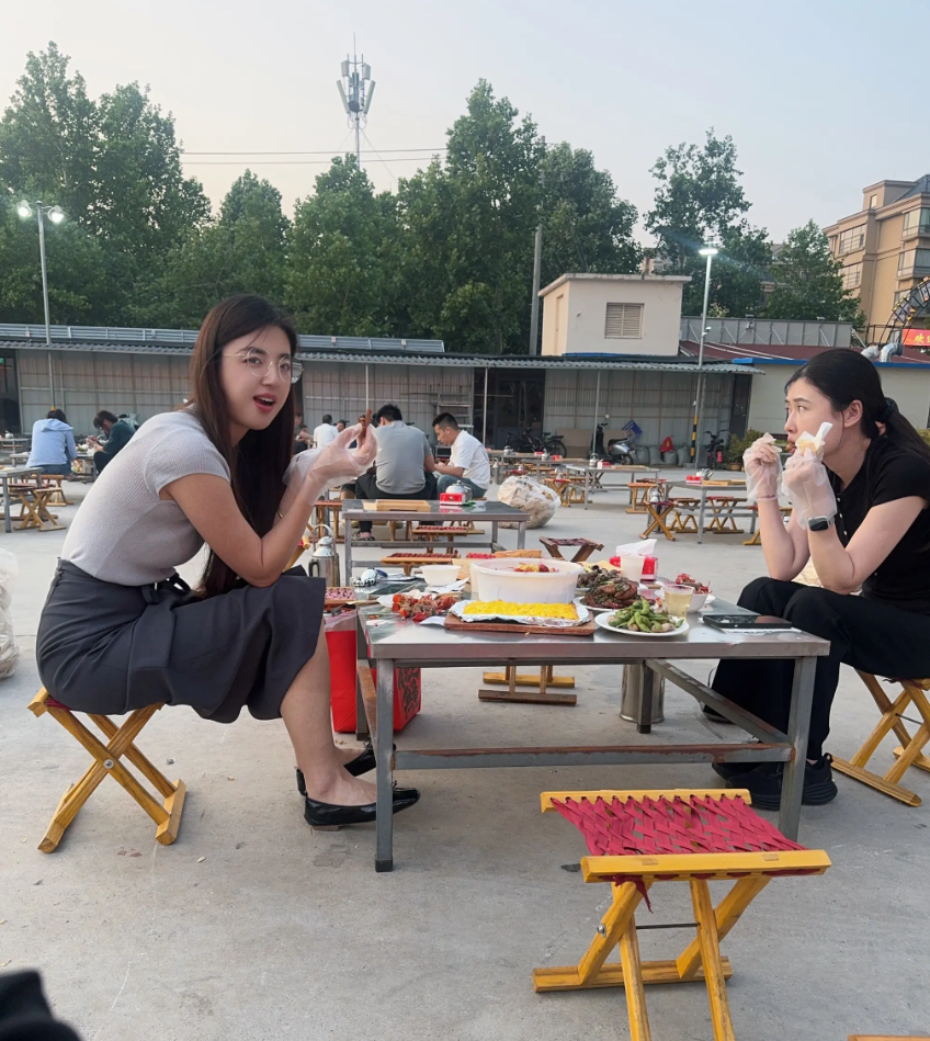 出来吃饭偶遇老婆在隔壁桌，是认识还是装不认识?此刻我应该在跟孩子写作业，她应该在