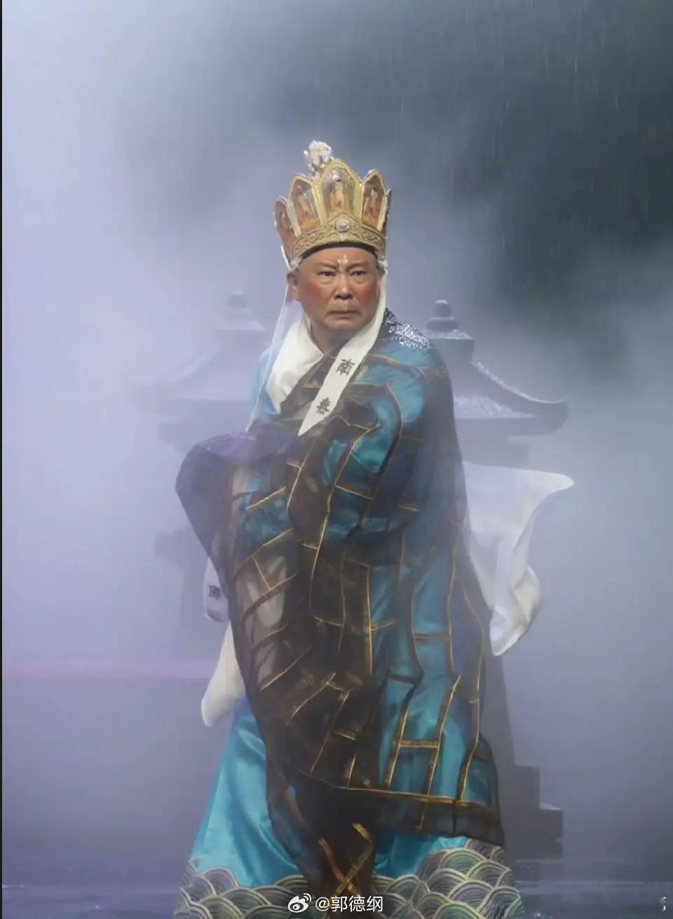 郭德纲郭麒麟父子今天同时更新微博，爸爸说他上海站相声票，京剧票都售罄了，儿子说他