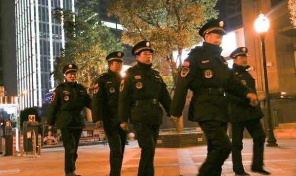 我就是搞不懂，一些物业请的保安几乎都是清一色年纪很大的爷爷级别的人，他们年龄